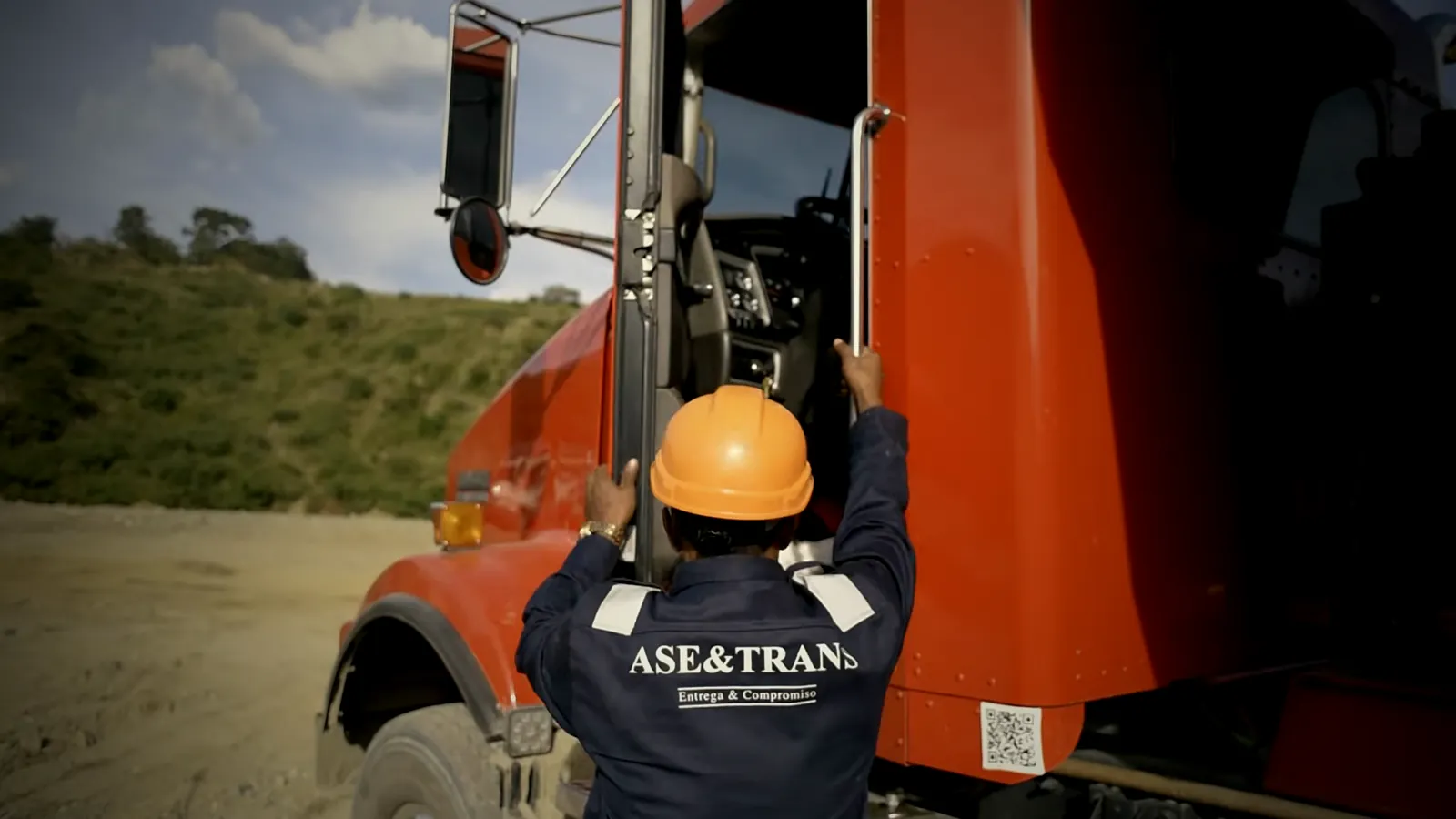 Conductor de la red de ASEYTRANS subiendo a su volqueta