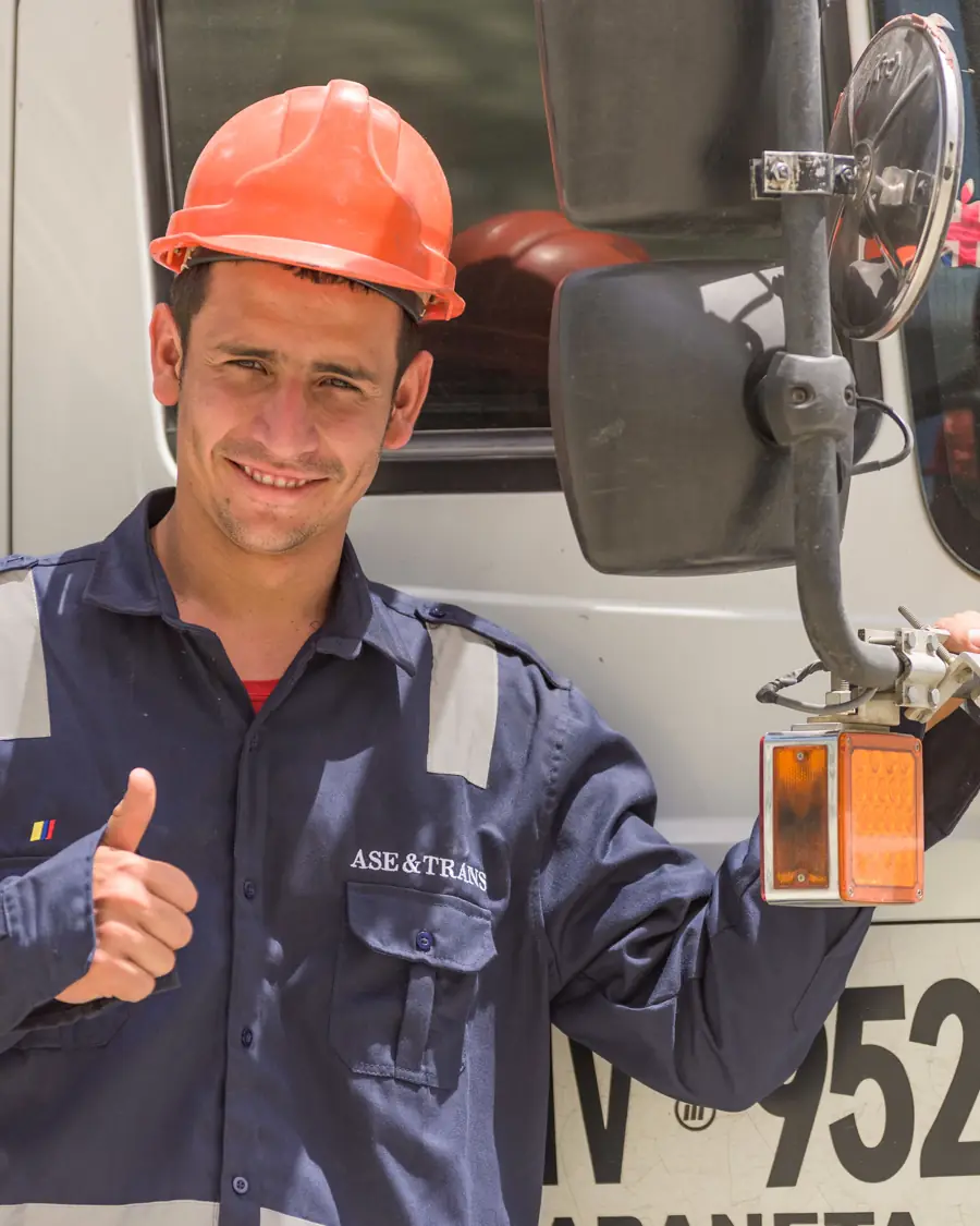 Conductor de ASEYTRANS junto al espejo de una volqueta blanca