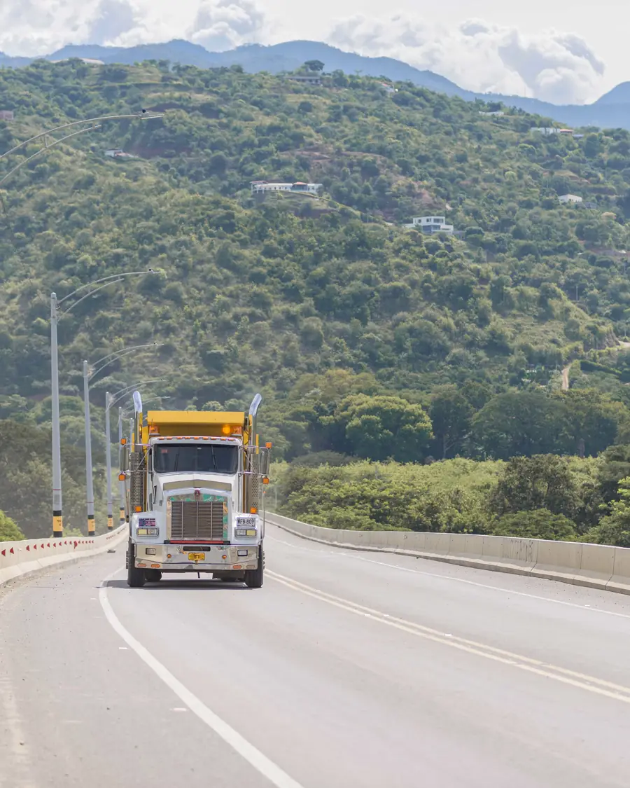 Volqueta circulando por un corredor vial 4G entre montañas