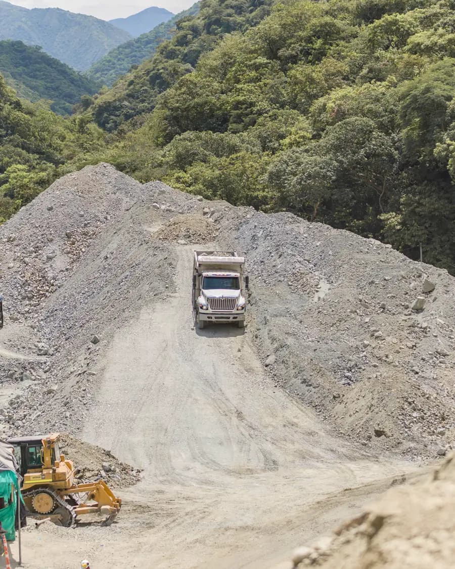 Volqueta descendiendo de un acopio de material en un frente de obra