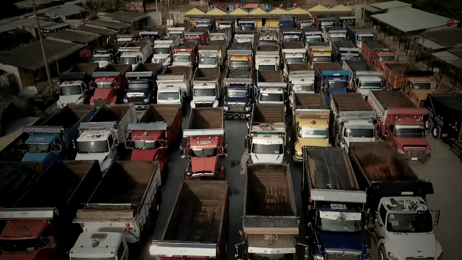 Vista aérea de decenas de volquetas de la red de propietarios de ASEYTRANS