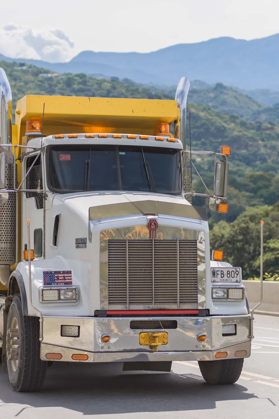 Volqueta dobletroque de ASEYTRANS circulando por un corredor vial 4G